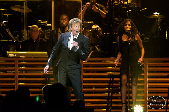 BarryManilow-HylanPhotography-MoheganSunArena-WLEV-01-4.jpg