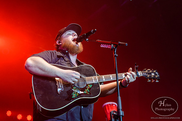 LukeCombs-HylanPhotography-SandsEventCenter-CatCountry96-2-13.jpg