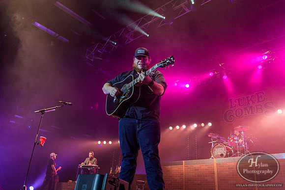 LukeCombs-HylanPhotography-SandsEventCenter-CatCountry96-210945.jpg