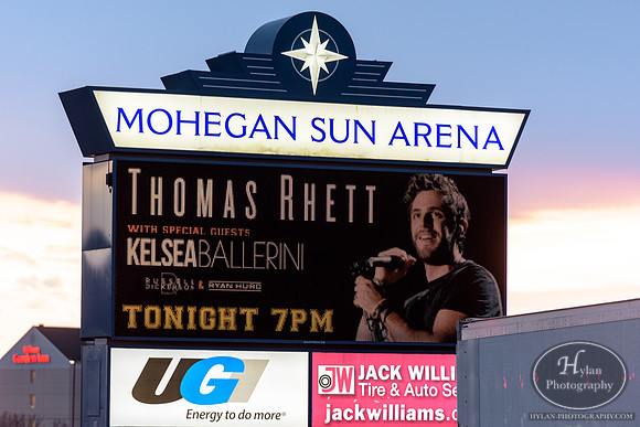 ThomasRhett-HylanPhotography-MoheganSunArenaPa-CatCountry-01.jpg