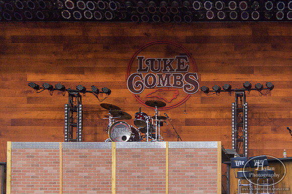 LukeCombs-HylanPhotography-SandsEventCenter-CatCountry96-2.jpg