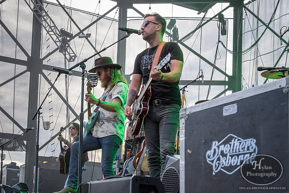 BrothersOsborne-HylanPhotography-AllentownFair2016-CatCountry-190324.jpg