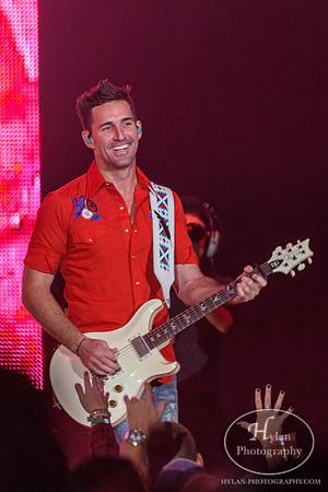 JakeOwen-HylanPhotography-MoheganSunArenaPa-CatCountry-210715.jpg